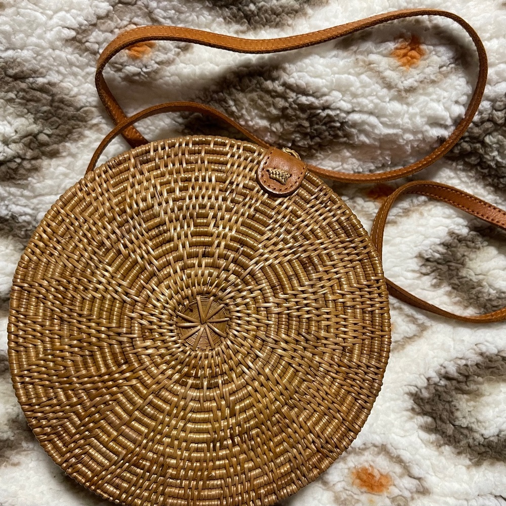 Round straw crossbody